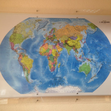 карта мира на дистанционных держателях